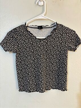 Gilligan & O'Malley Black Daisy Print Ruffle-Edge Crop Top